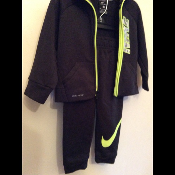 NIKE   DriFit   Toddler    Activewear  Outfit - Picture 1 of 8